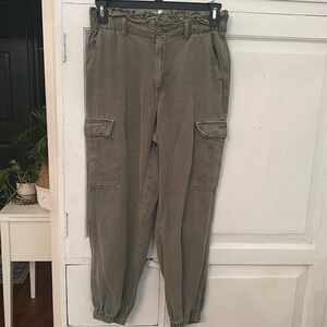 American Eagle Cargo Joggers Army Green size  8 Regular.